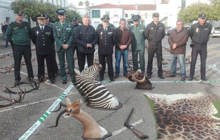 Autoridades junto a las piezas recuperadas.