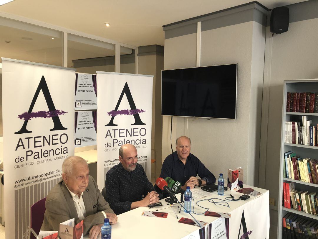 Antonio Hermoso, director honorífico, Juan Francisco Rojo, director de la Escuela y Fernando Martín Adúriz, presidente del Ateneo