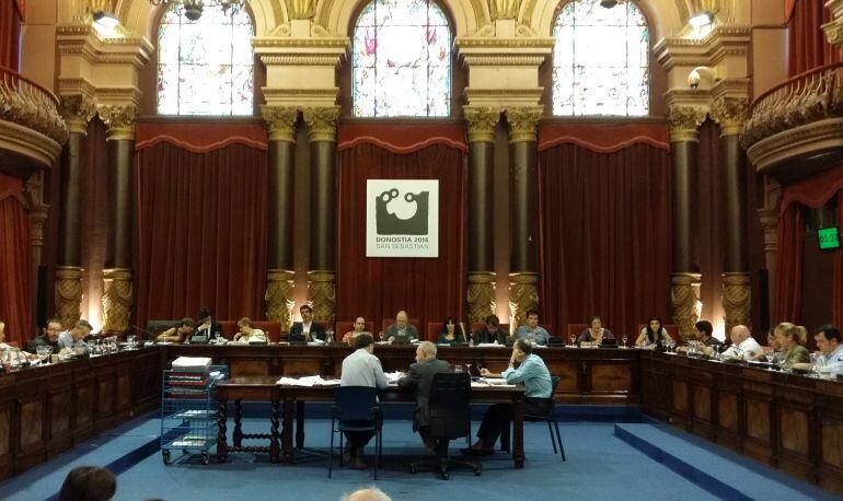 Los miembros de la corporación, durante la sesión plenaria del Ayuntamiento de San Sebastián.