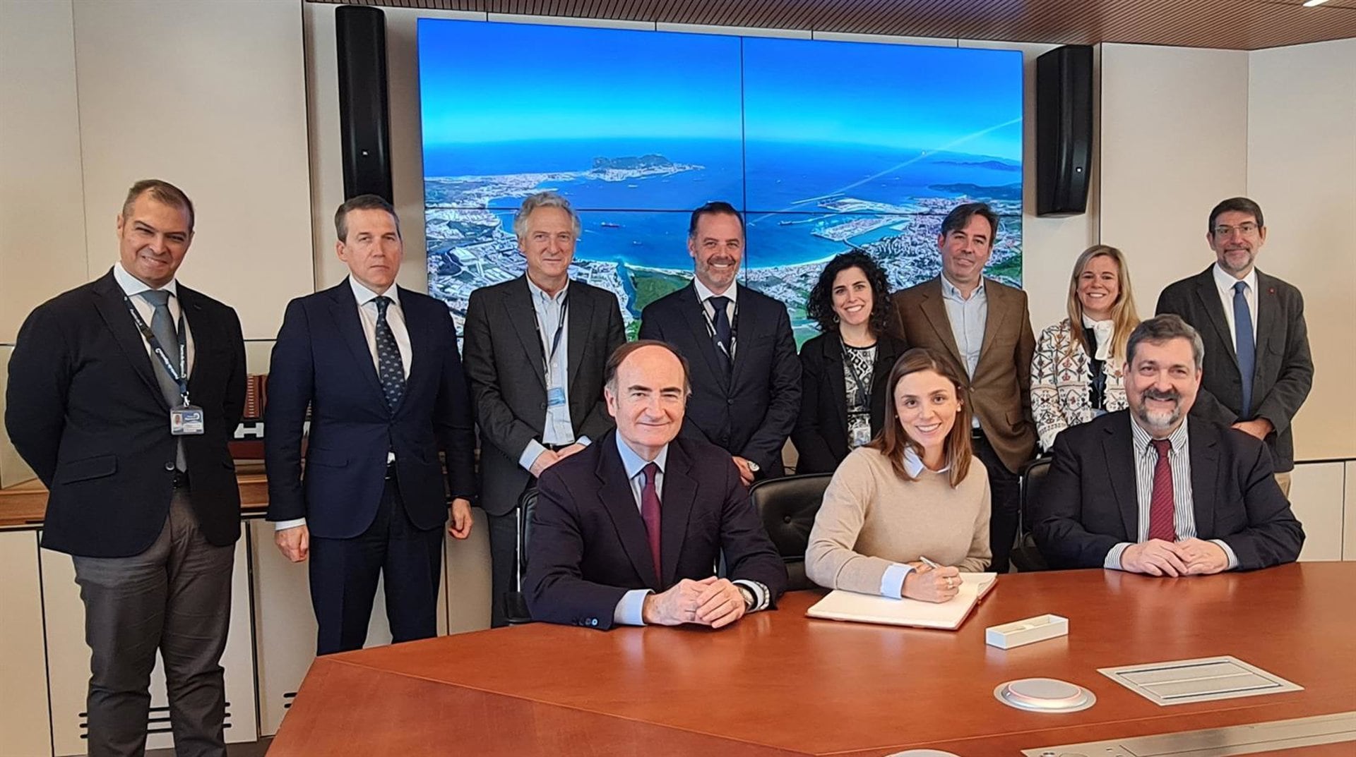 02/09/2025 El presidente de la Autoridad Portuaria de Algeciras (APBA), Gerardo Landaluce, junto a la CEO de Procomer, Laura López, en una visita en enero a las instalaciones portuarias.POLITICA 
UTORIDAD PORTUARIA DE LA BAHÍA DE ALGECIRAS
