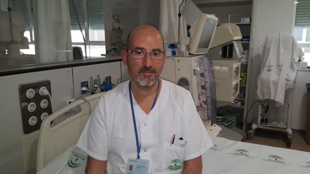 Rafael, forma parte del equipo de Enfermería que atiende a los pacientes en diálisis en el Hospital Reina Sofía