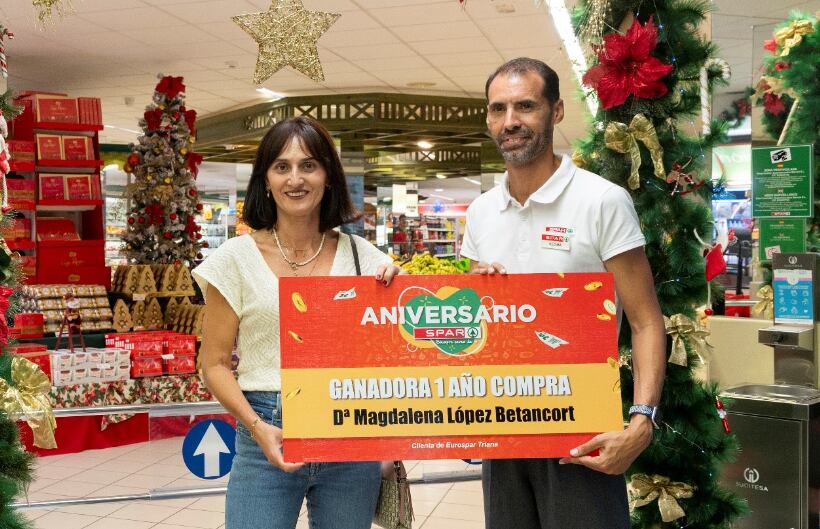 Magdalena López Betancort, ganadora del premio un año de compra del aniversario SPAR Lanzarote.