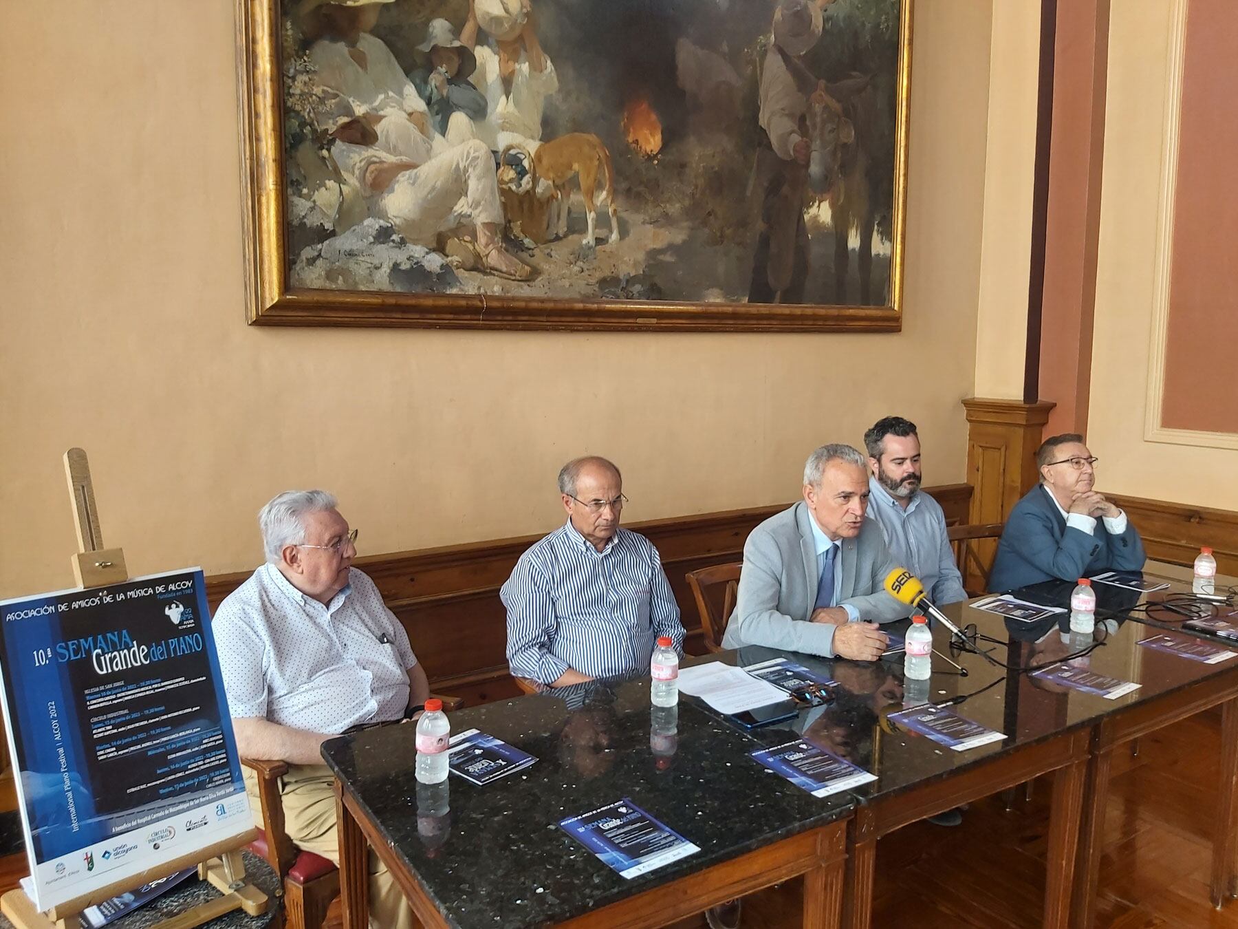 Antonio Pastor, Miguel Ferrándiz, Indalecio Carbonell, Raül Llopis y Alfonso Santonja, en el Salón Largo del Círculo Industrial