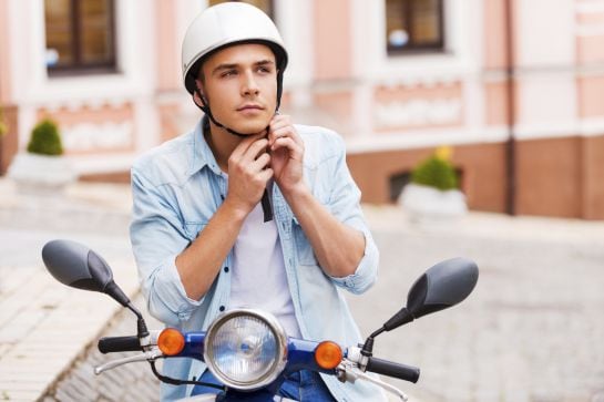 La DGT ha calculado que el coste de un casco homologado es de 20 euros.