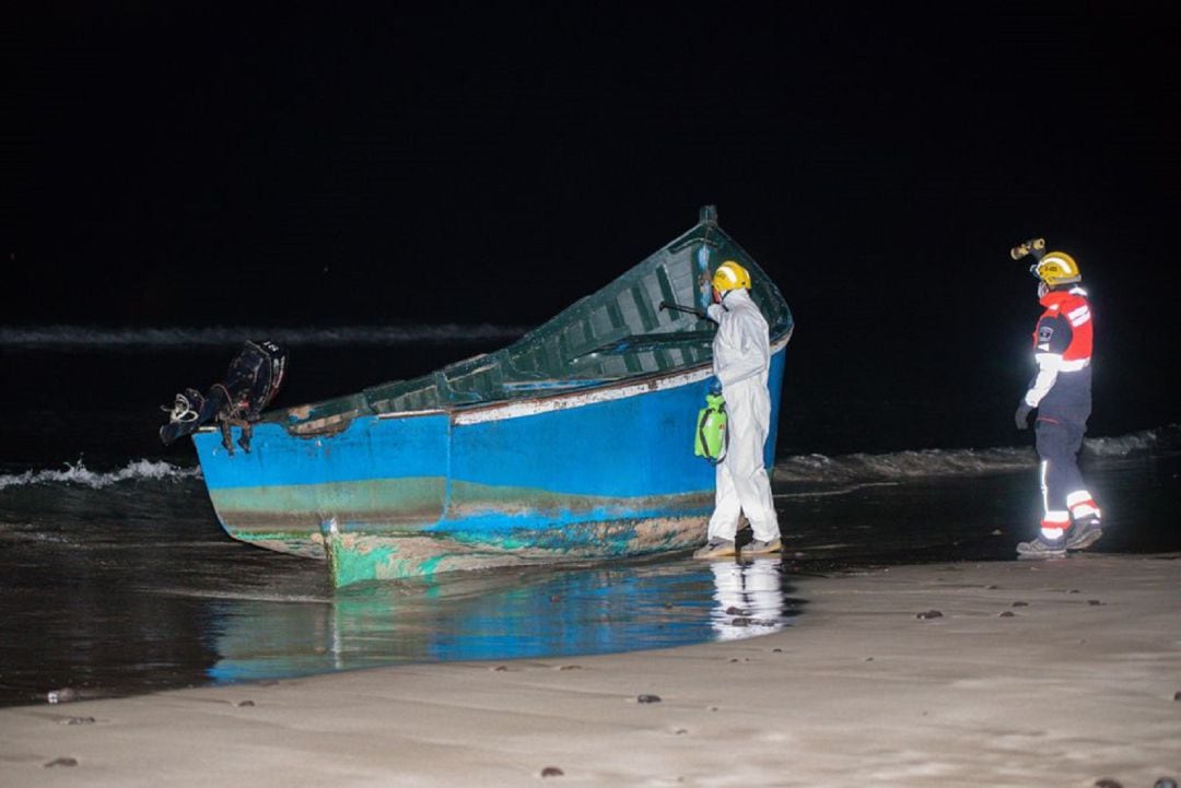 Patera llegada a la &quot;Playa de la Cantería&quot;, en el norte de Lanzarote este jueves 20 de enero.