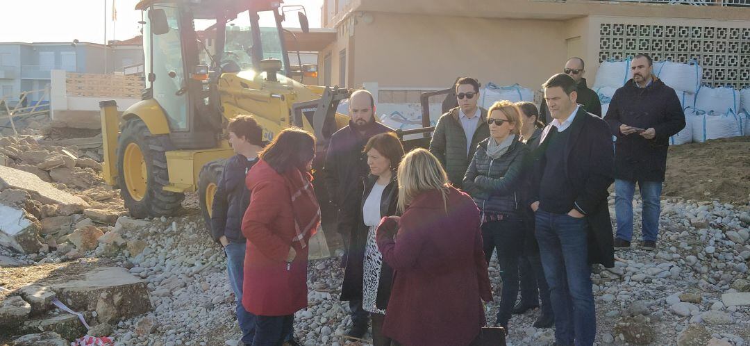 Visita de Isabel Bonig a la playa de Les Deveses, en Dénia.