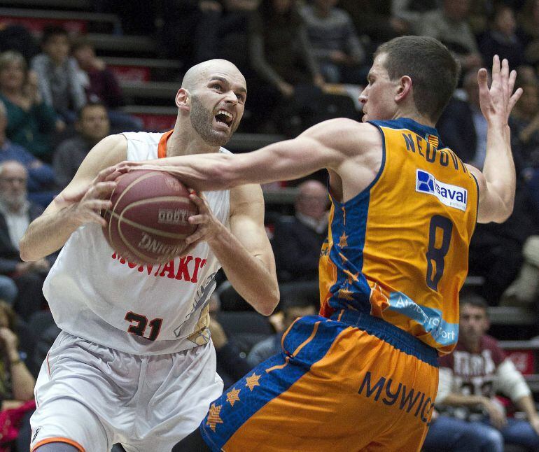 GRA262. VALENCIA, 17/01/2015.- El escolta de Valencia Basket, Andrés Miso (i), ante la defensa del base serbio del Montakit Fuenlabrada, Nemanja Nedovic, durante el partido correspondiente a la decimoséptima jornada de Liga ACB que disputan esta tarde en el pabellón Fuente de San Luis, de Valencia. EFE/MIGUEL ÁNGEL POLO.