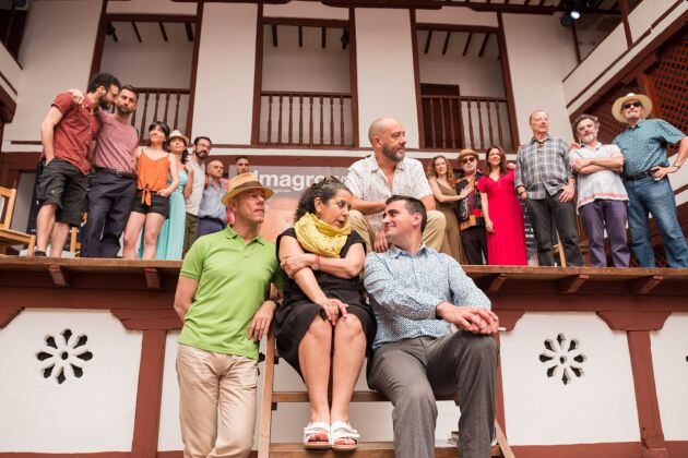 Actores y actrices de la Compañía Nacional de Teatro Clásico posando en el Corral de Comedias