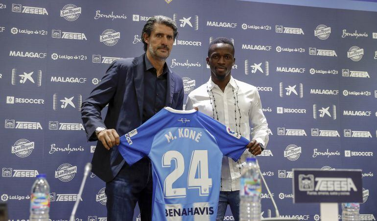 Koné, junto a Caminero, en su presentación como jugador del Málaga