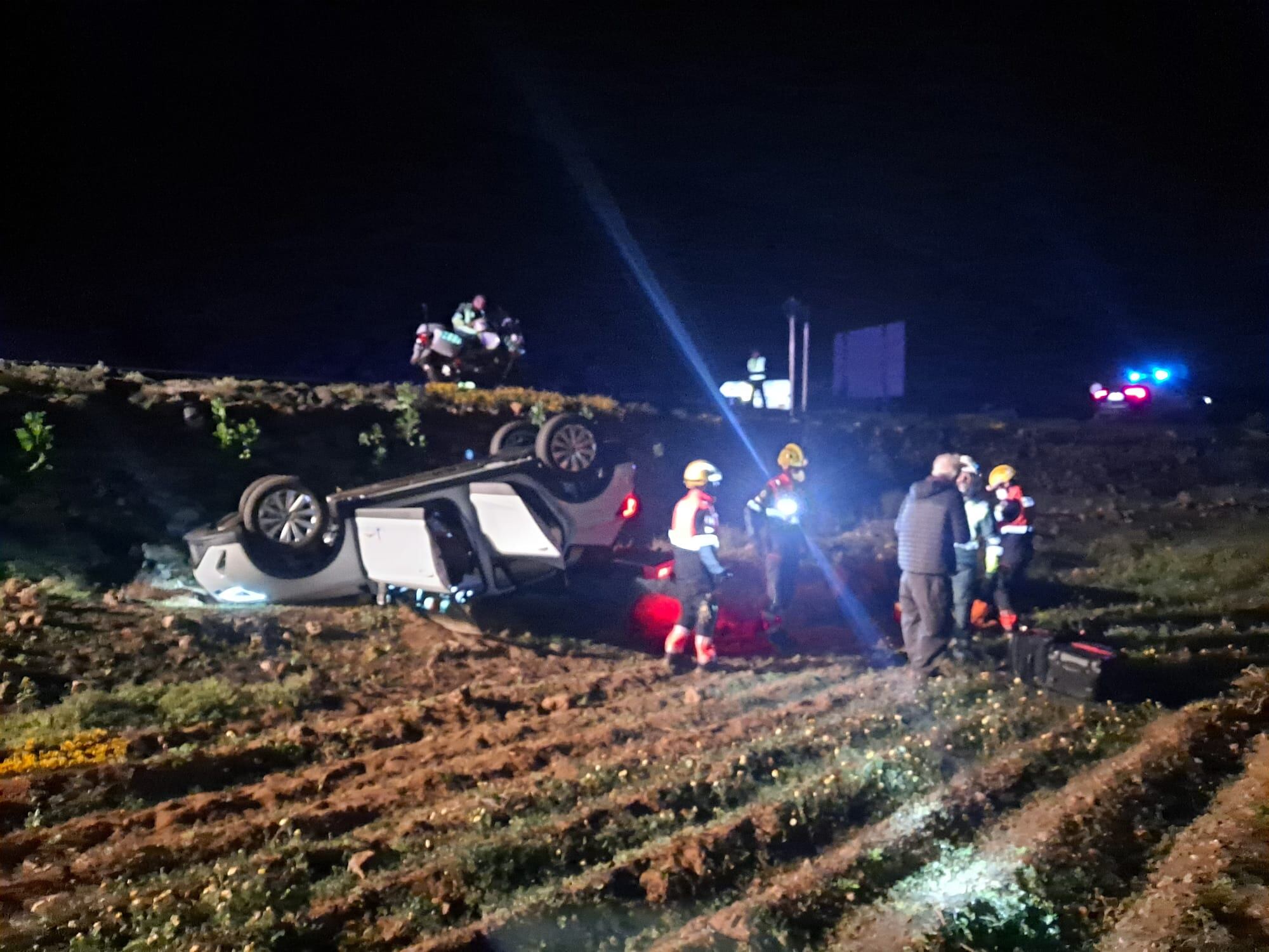 El vehículo volcado en Lanzarote.