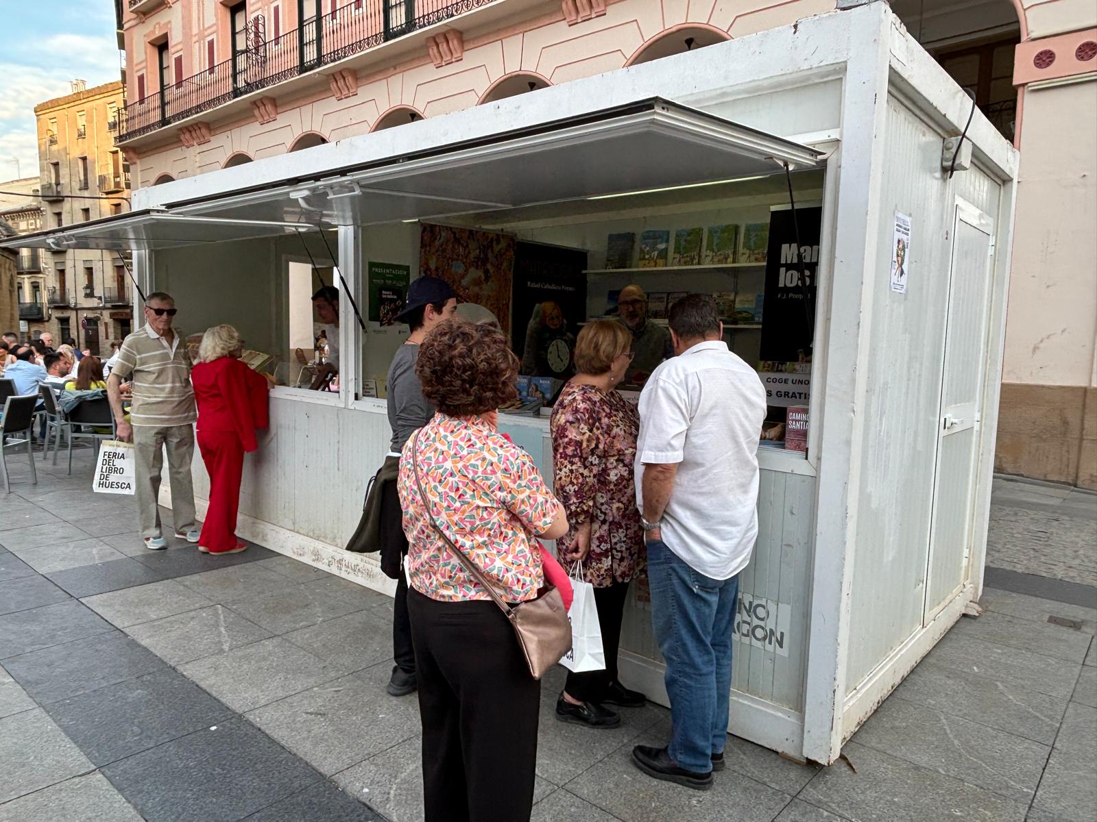 Público este domingo en una de las casetas de la Feria del libro de Huesca