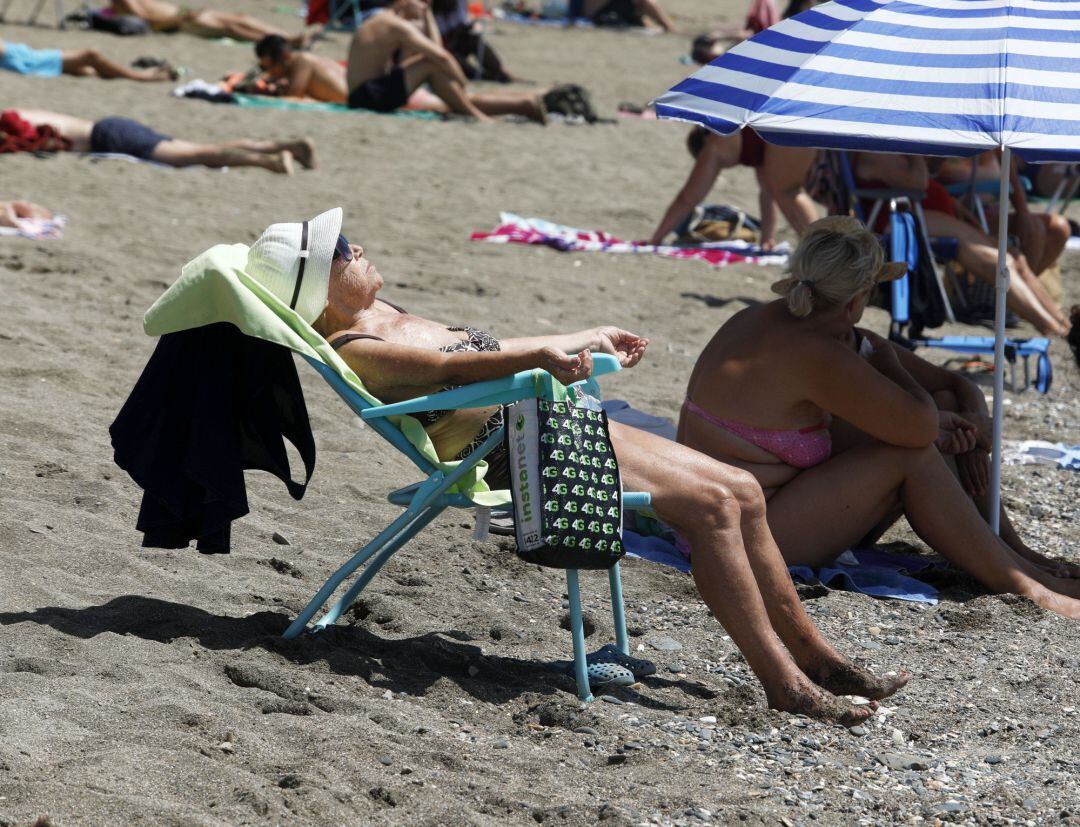 Una mujer tomando el sol en la playa de La Malagueta este mes de julio (Archivo)