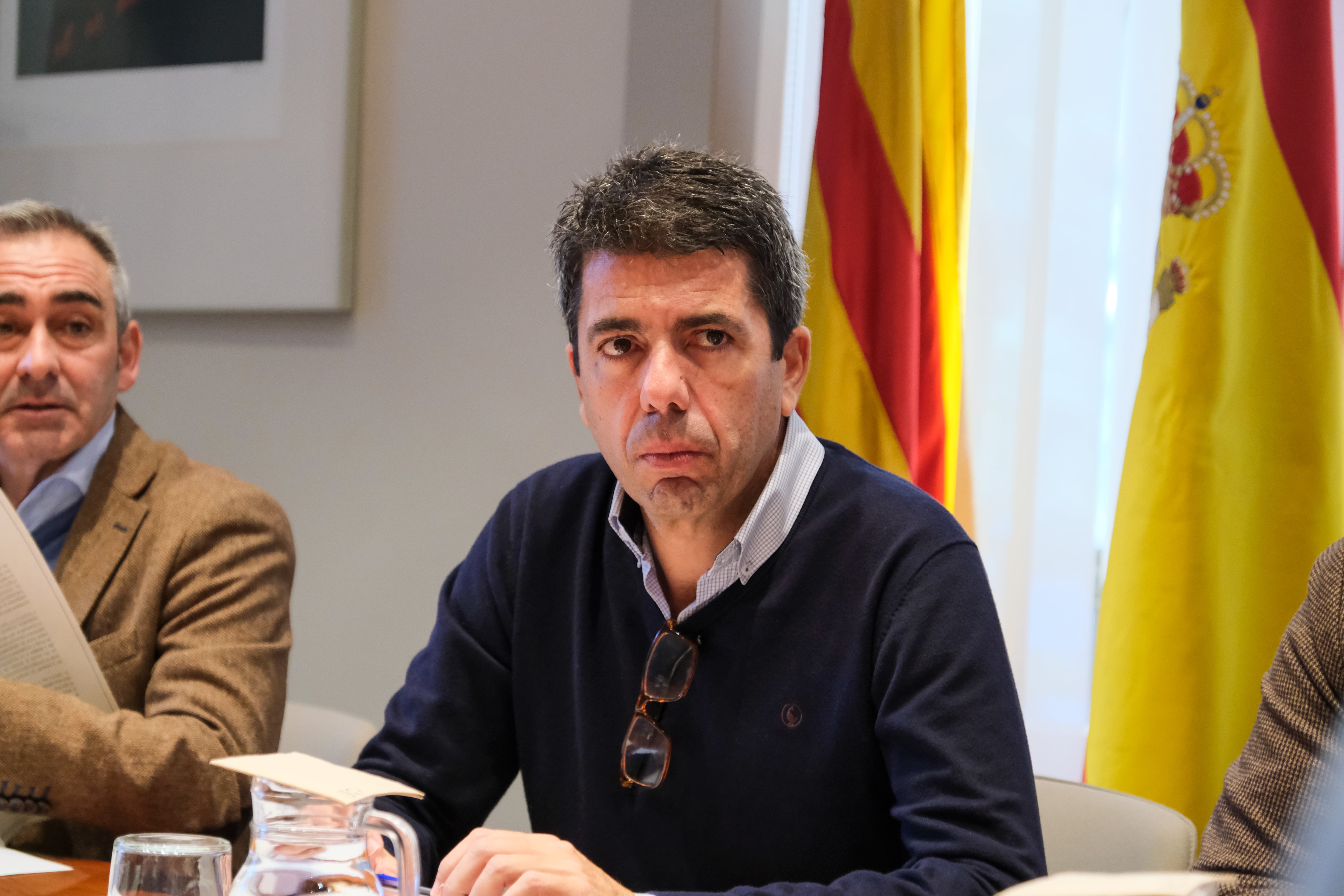 El president de la Generalitat, Carlos Mazón, durante una reunión de trabajo con representantes de cofradías de pescadores, este sábado en La Casa de las Brujas de Alicante.