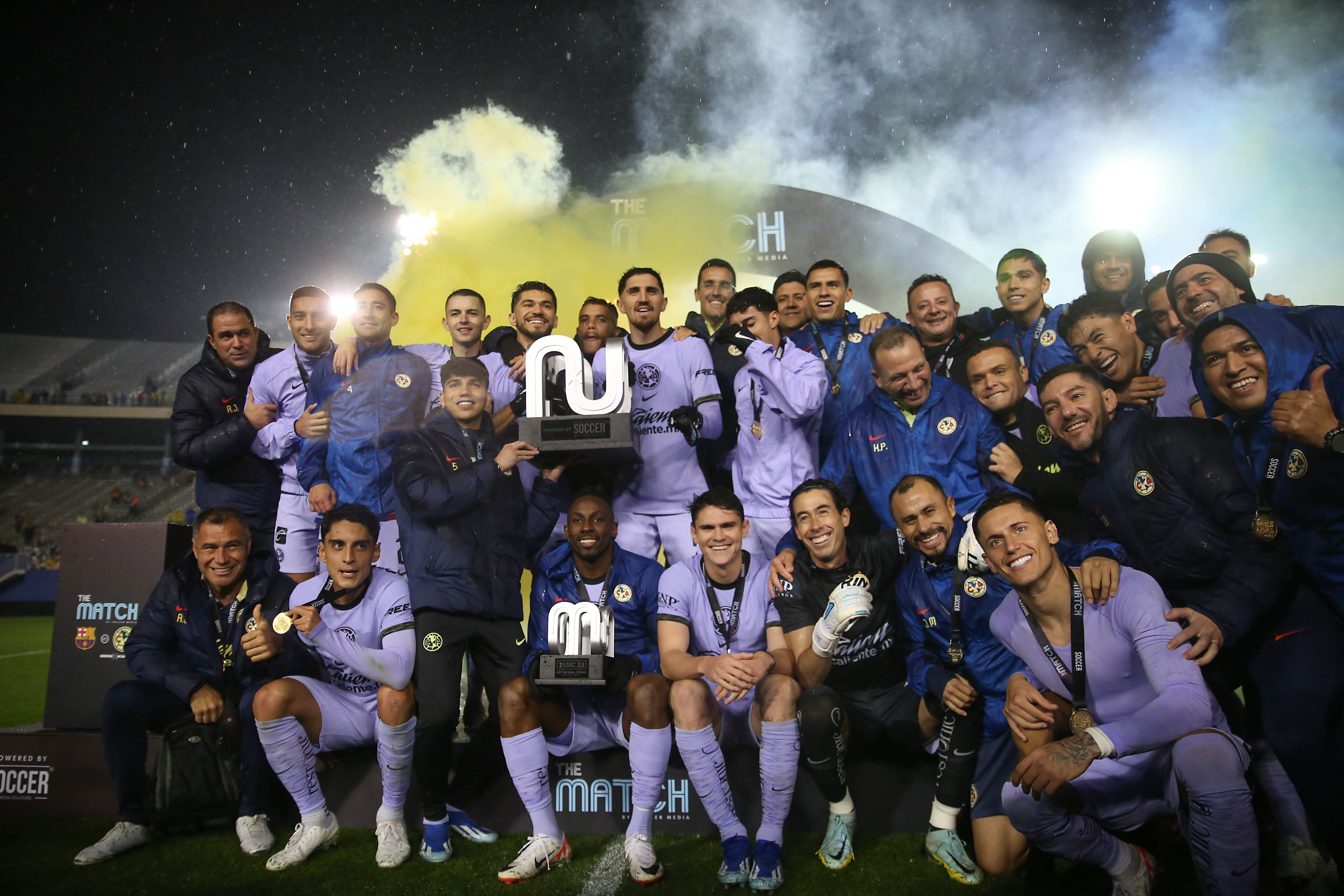 El Club América celebra la victoria ante el Barça.