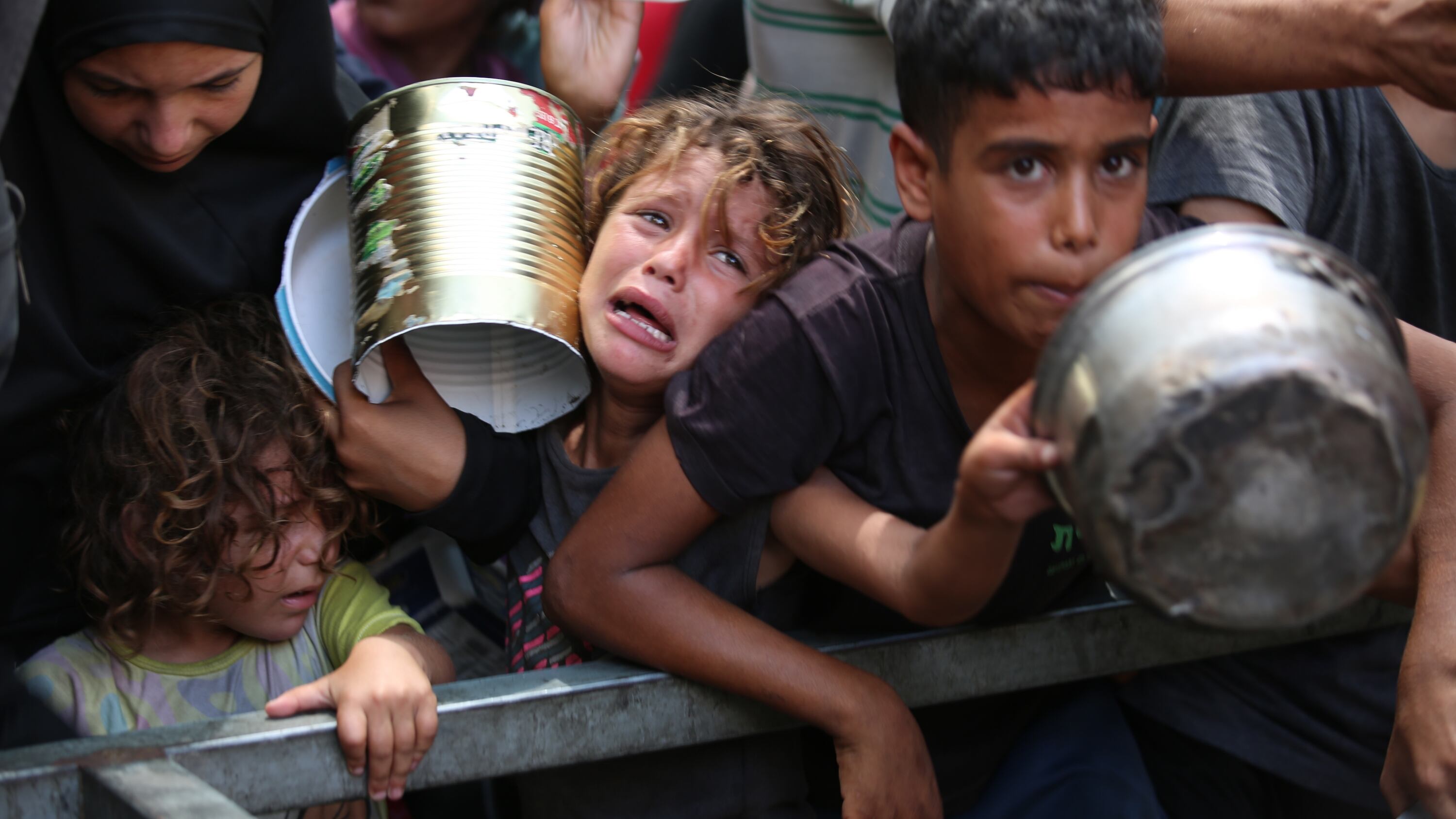 Reparto de comida caliente a los palestinos que luchan contra el hambre en Gaza