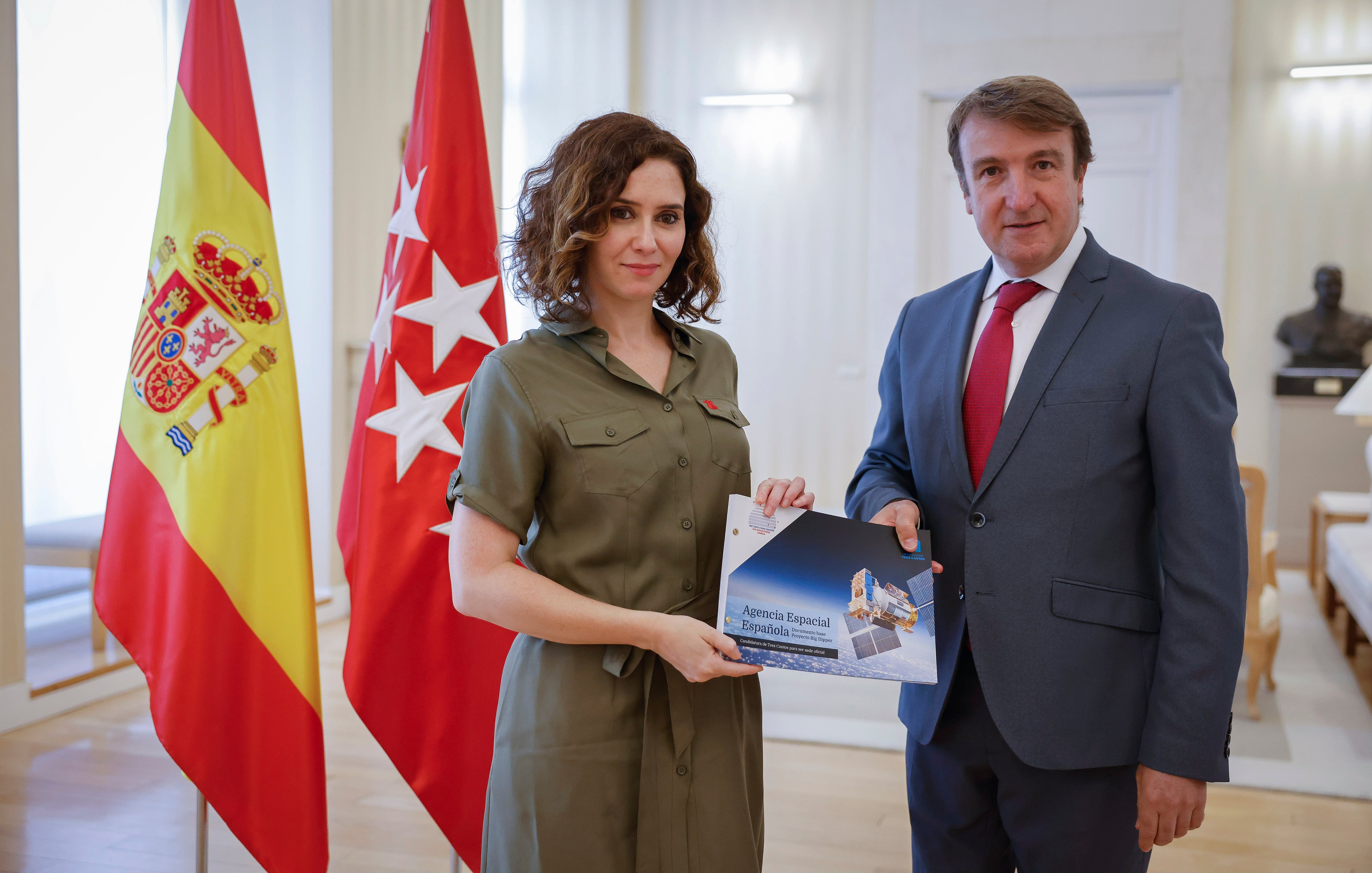 La Presidenta de la Comunidad de Madrid, Isabel Díaz Ayuso y el alcalde de Tres Cantos, Jesús Moreno con el documento base para la candidatura de Tres Cantos para albergar la sede de la Agencia Espacial Española