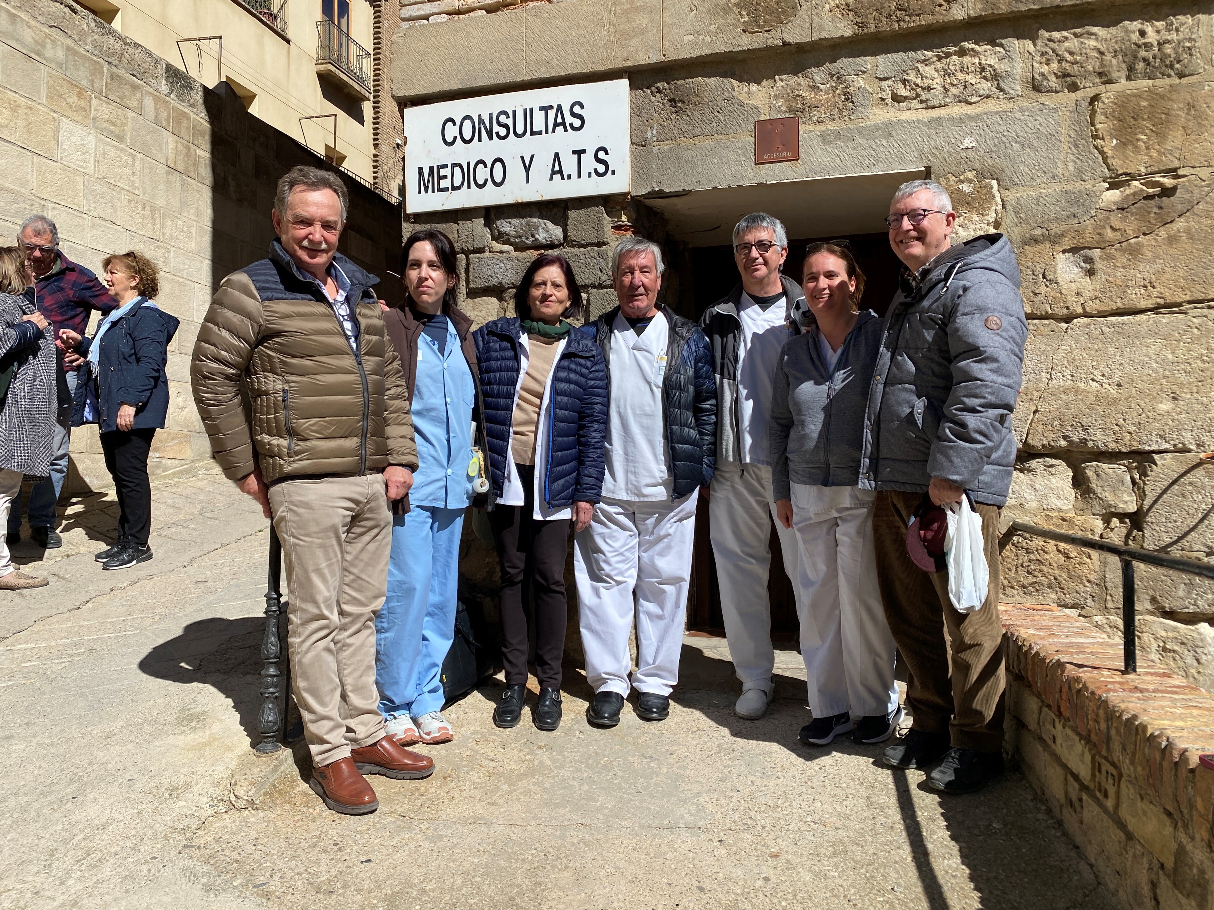 Reconocimiento de los sanitarios de Huesca al doctor de Fonz Esteban Sanmartín en su último día de consulta tras 47 años