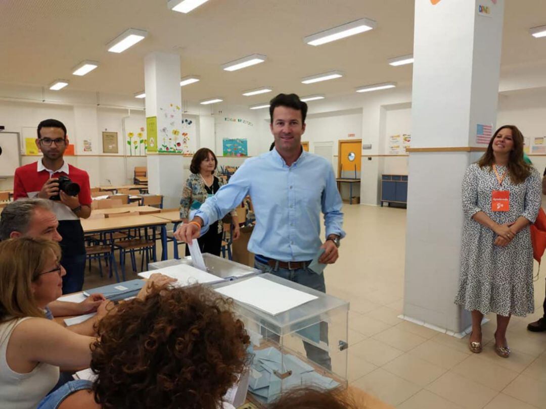 El candidato de Ciudadanos a la Alcaldía, Carlos Pérez, en el momento de depositar su voto