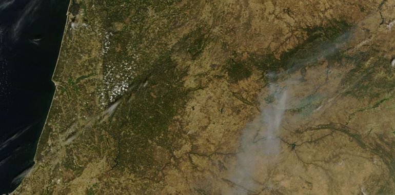 Foto del Satélite Terra en le que se aprecia el incendio y su rastro de humo