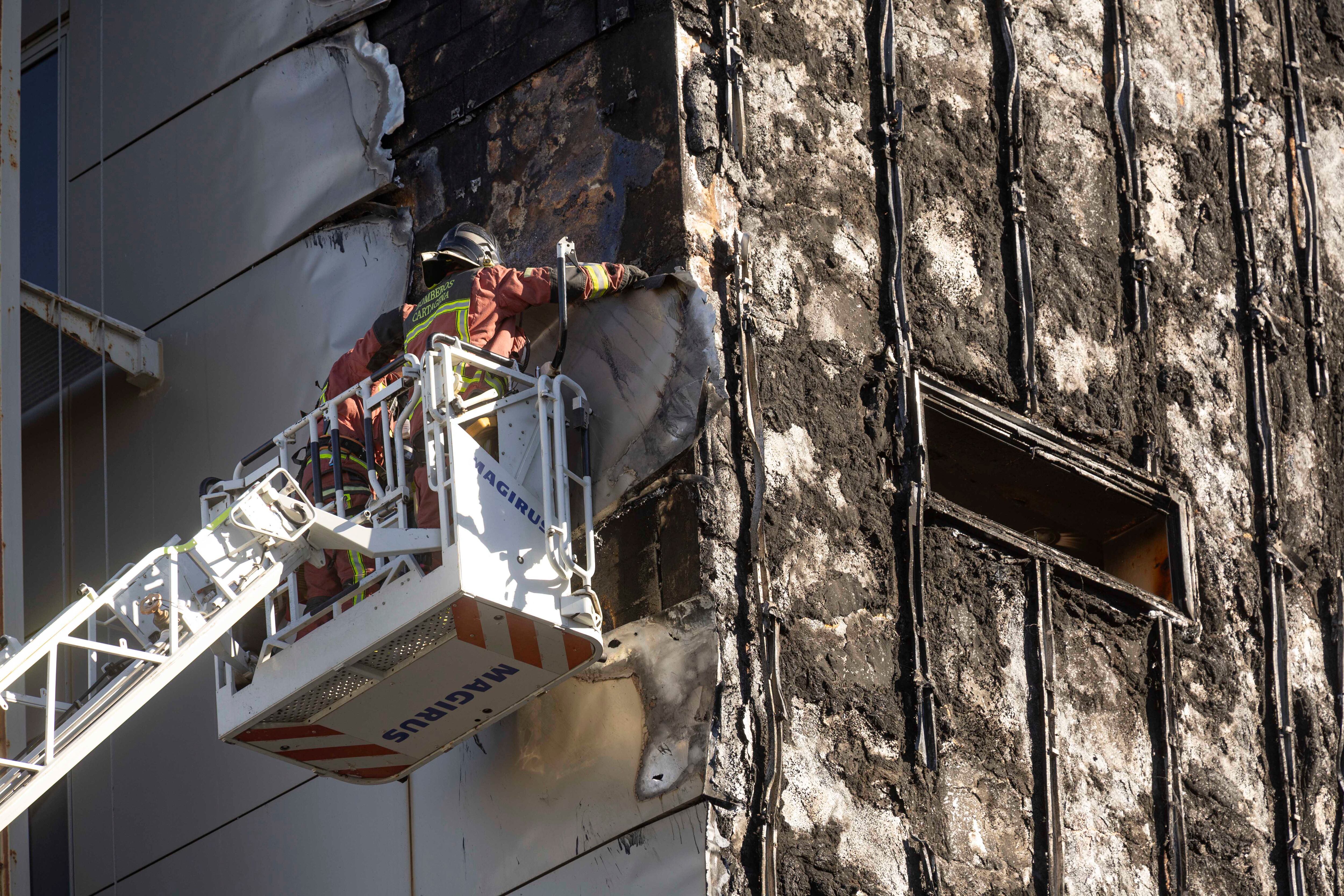 CARTAGENA (MURCIA), 26/11/2025.- Bomberos retiran placas de aluminio de la fachada del Hsopital Santa Lucía de Cartagena tras el incendio que se ha producido pasadas las ocho de la mañana de este miércoles, sin heridos, originado en una terraza del hospital universitario Santa Lucía de Cartagena, que se ha propagado por la fachada y varias plantas del complejo a consecuencia del viento, y que ha obligado a la evacuación de trabajadores y pacientes. EFE/ Marcial Guillén