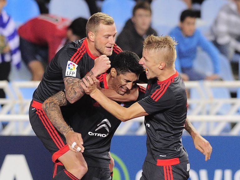 Pablo Hernandez celebra el gol de la victoria ante la Real Sociedad con John Guidetti y Daniel Wass en Anoeta.