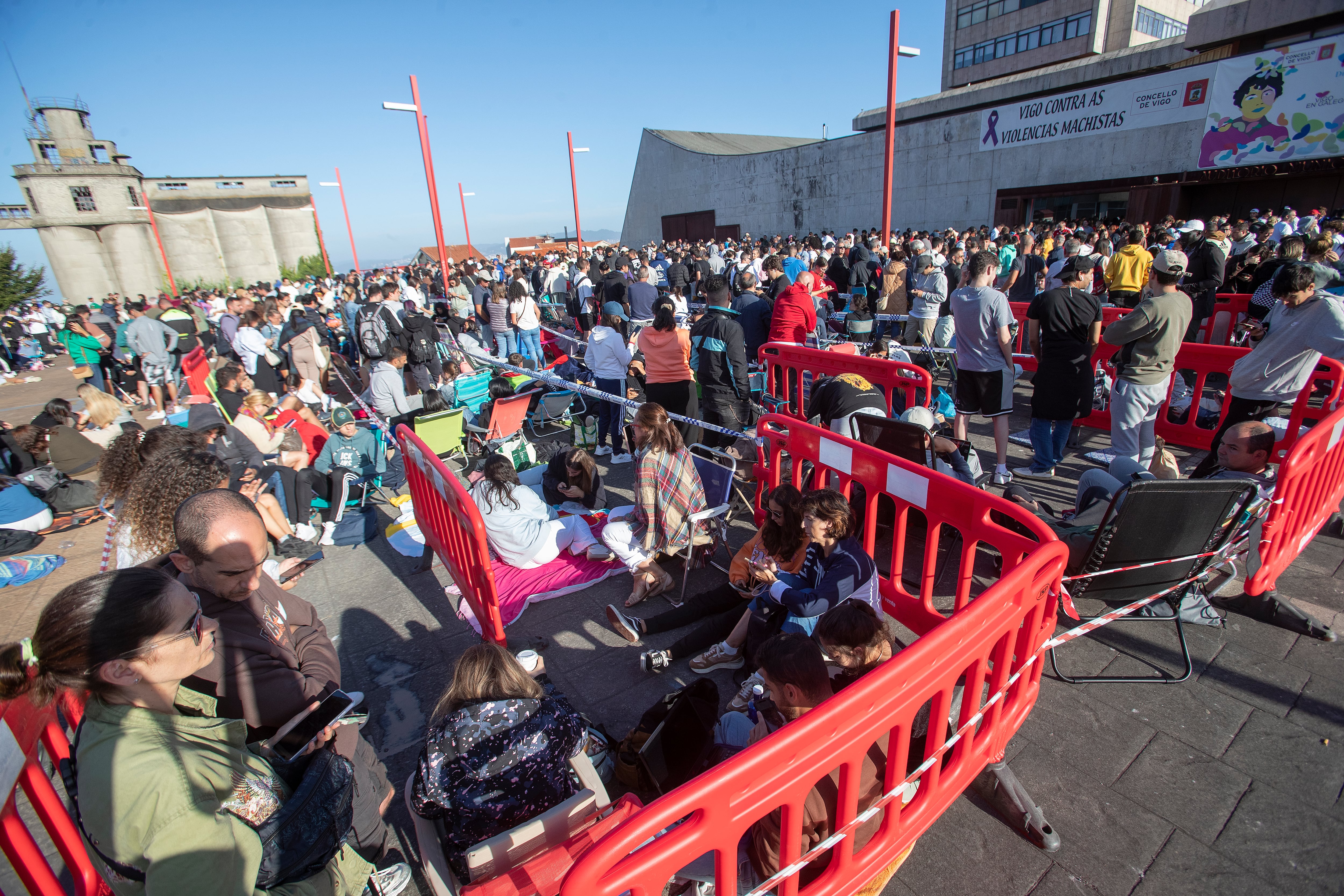 Imagen de las colas que se registraron en Praza do Rei para adquirir las entradas el pasado lunes para el concierto de David Guetta. EFE / Salvador Sas