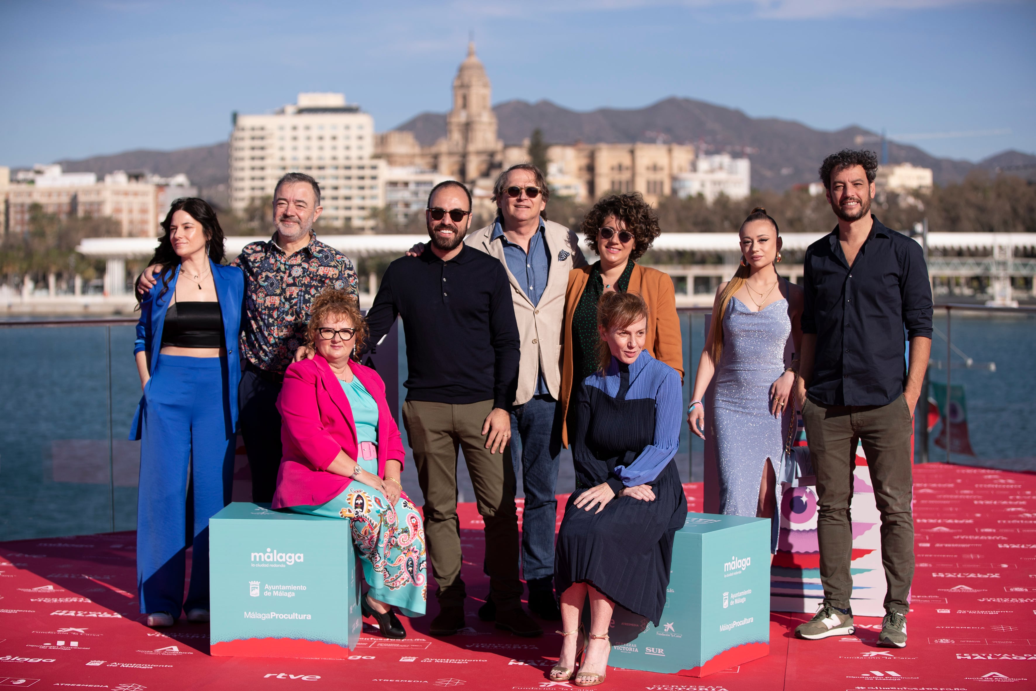 MÁLAGA, 11/03/2023.- El director Álvaro Gago (4i), posa con el elenco de actores y productores durante la presentación de &quot;Matria&quot; que compite en la Sección Oficial del XXVI Festival de Cine en Español de Málaga. EFE/Jorge Zapata.
