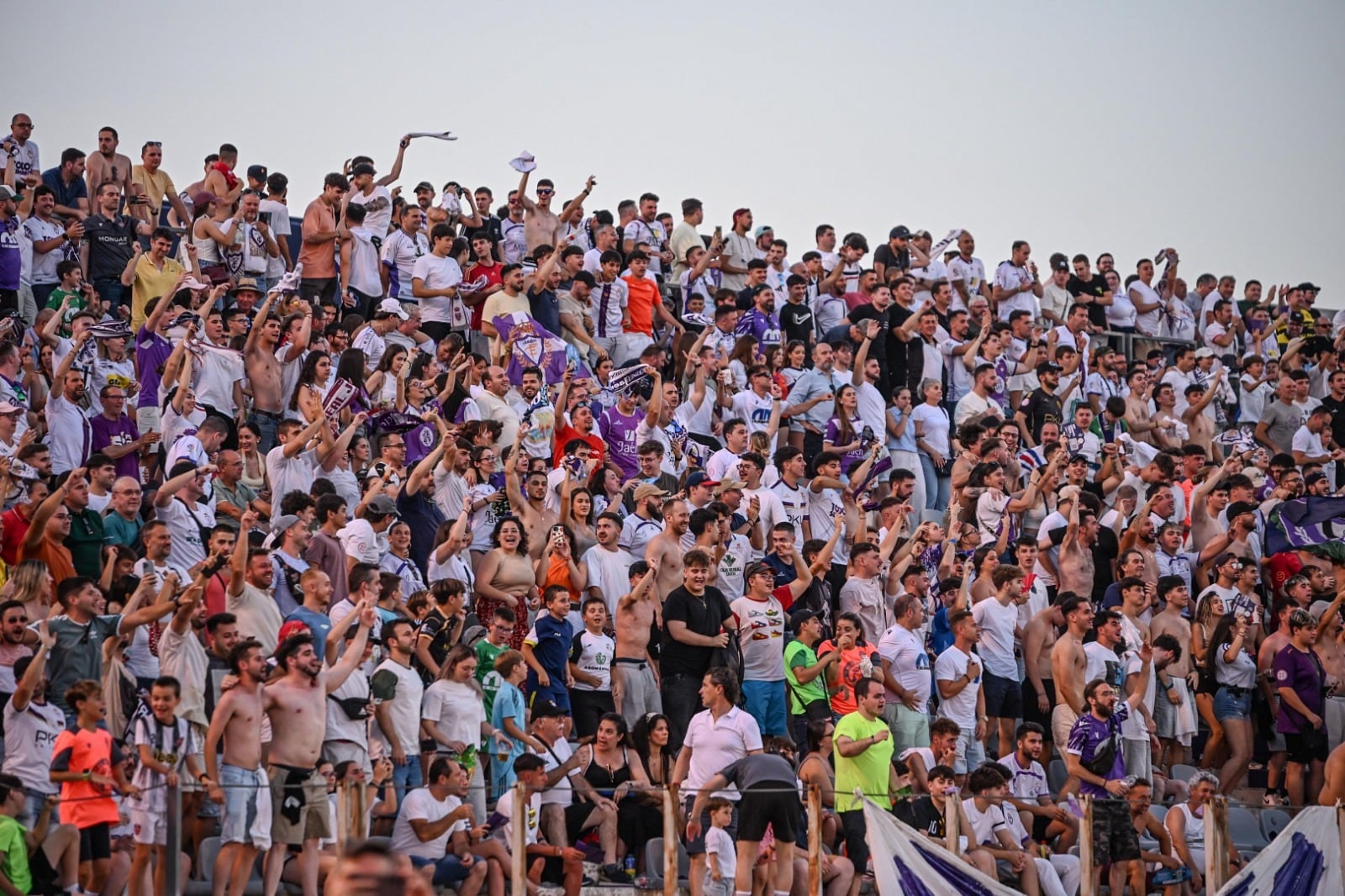 Aficionados del Real Jaén durante un partido en La Victoria.
