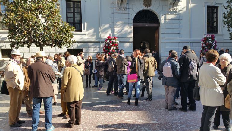 Concentración de vecinos del distrito Norte de Granada ante el Ayuntamiento (previa a la que han celebrado ante ENDESA) para exigir el fin de los continuos cortes de luz en la zona