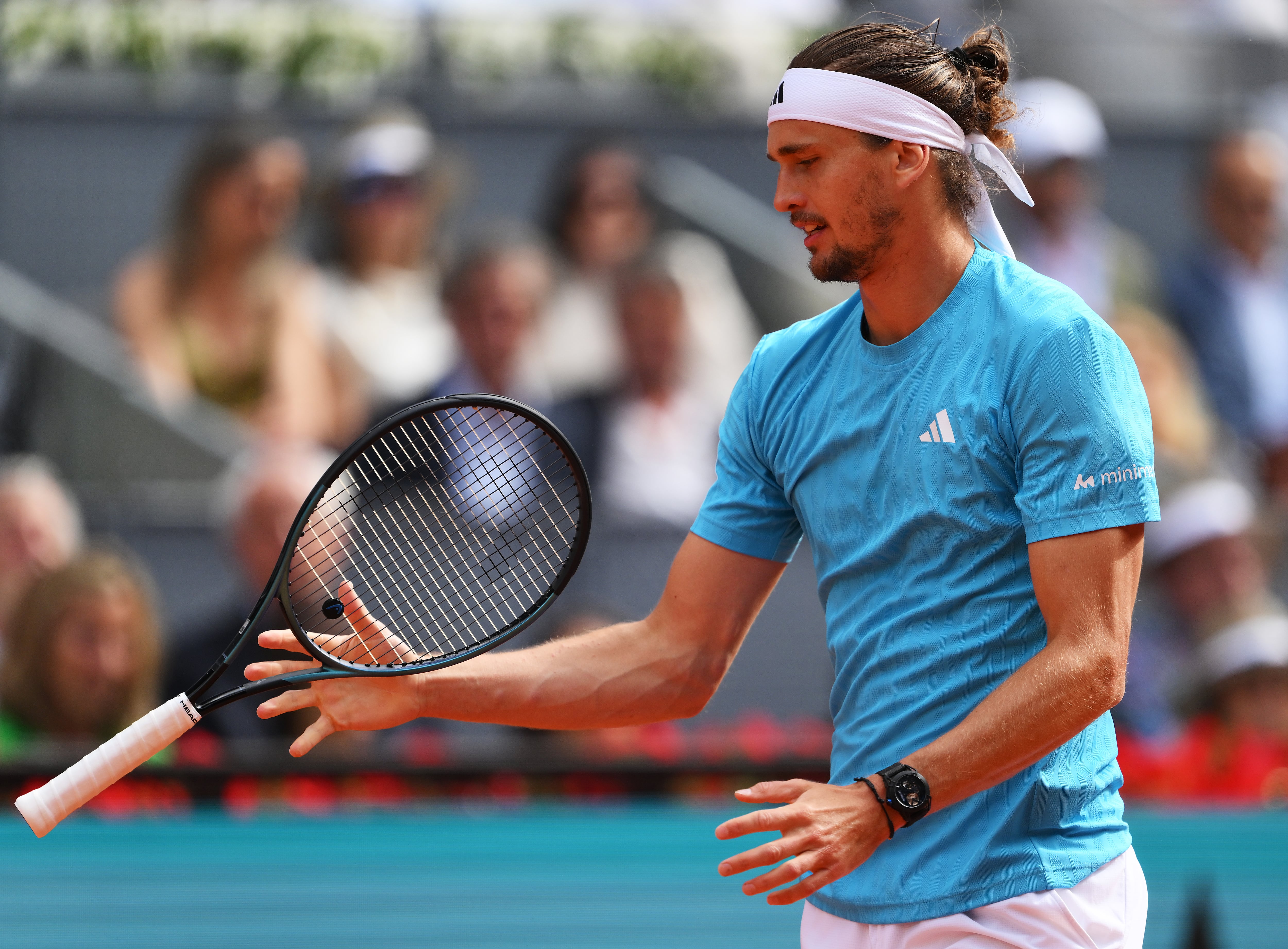 Alexander Zverev tira su raqueta durante la final del Mutua Madrid Open ante Jannik Sinner