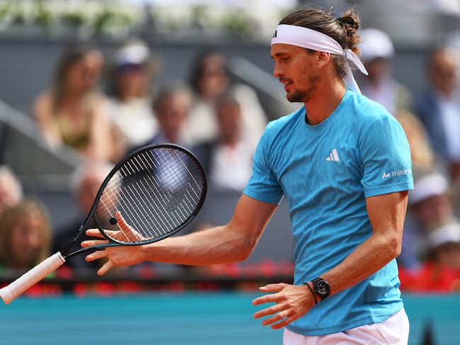 Alexander Zverev tira su raqueta durante la final del Mutua Madrid Open ante Jannik Sinner