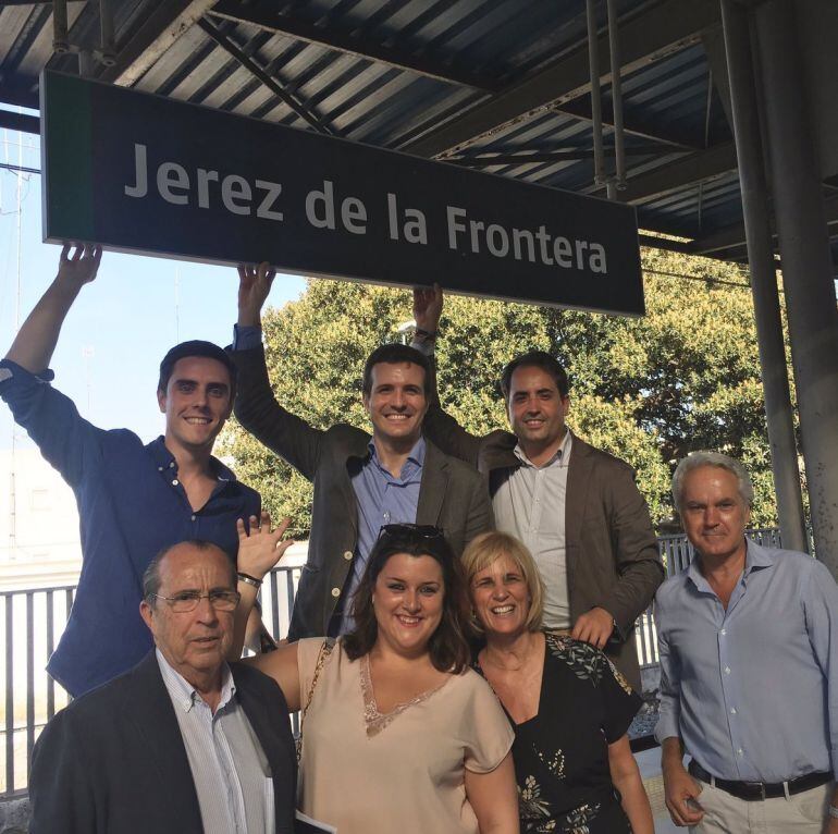 Pablo Casado junto a María José García Pelayo y más miembros del PP de Jerez