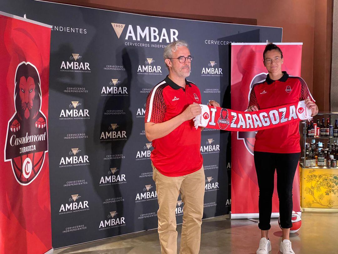 Carlos Iglesias y Laura NIcholls posan tras la presentación oficial