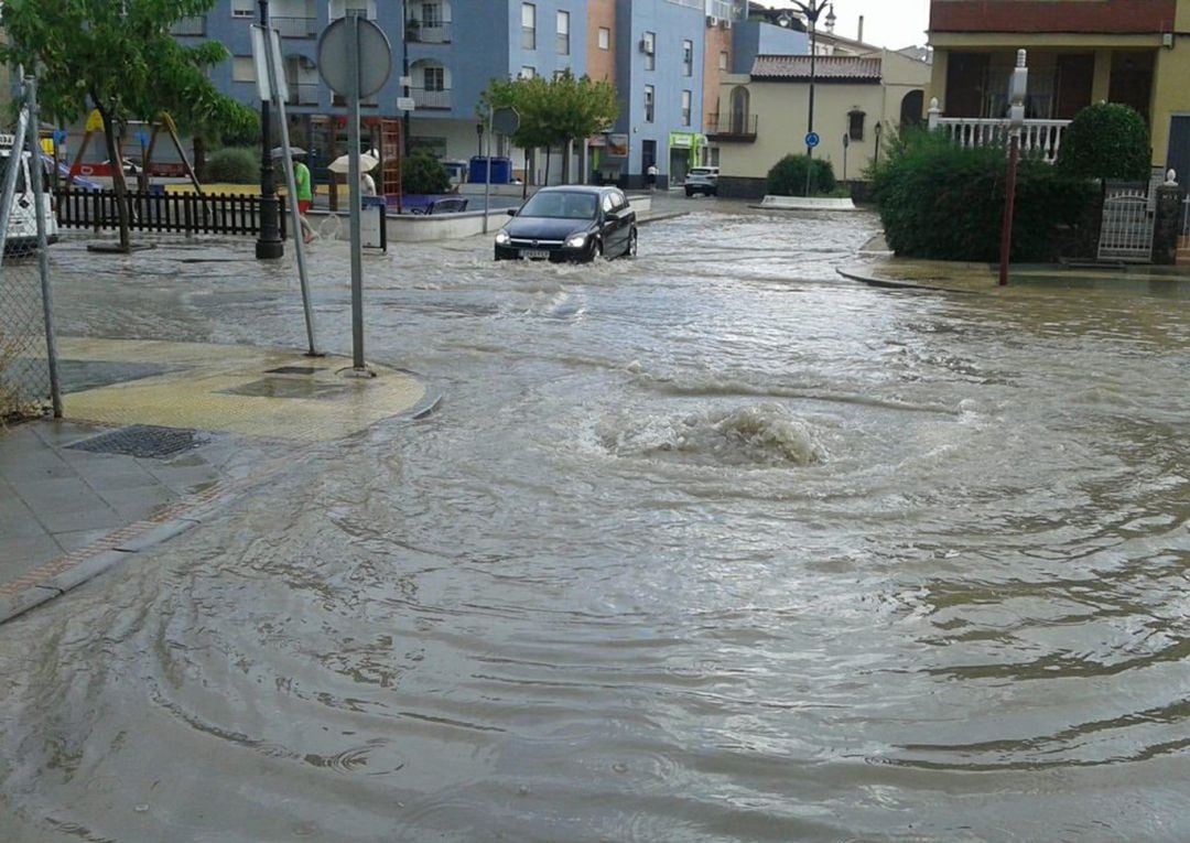 Imagen de las inundaciones de este miércoles en calles de Atarfe difundida por la Asociación del Voluntariado de Protección Civil y Emergencias de Granada