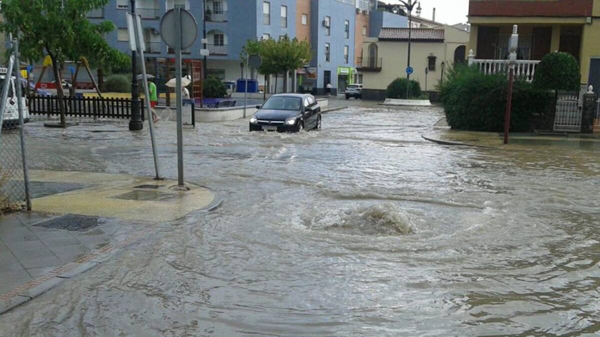 La tormenta anega calles e inunda bajos en Granada y varios pueblos del cinturón