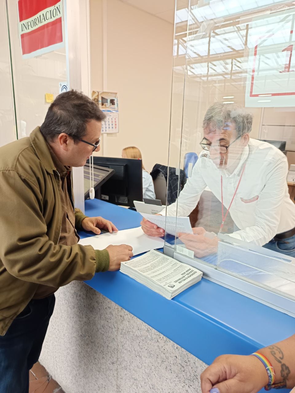 Guillermo Crego, Coordinador Esquerda Unida Vigo, presentando el escrito en el concello