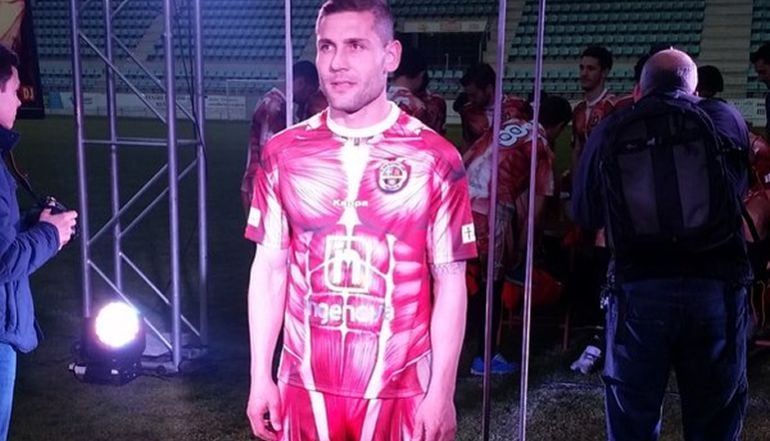 Un jugador del CD Palencia posa con la nueva camiseta