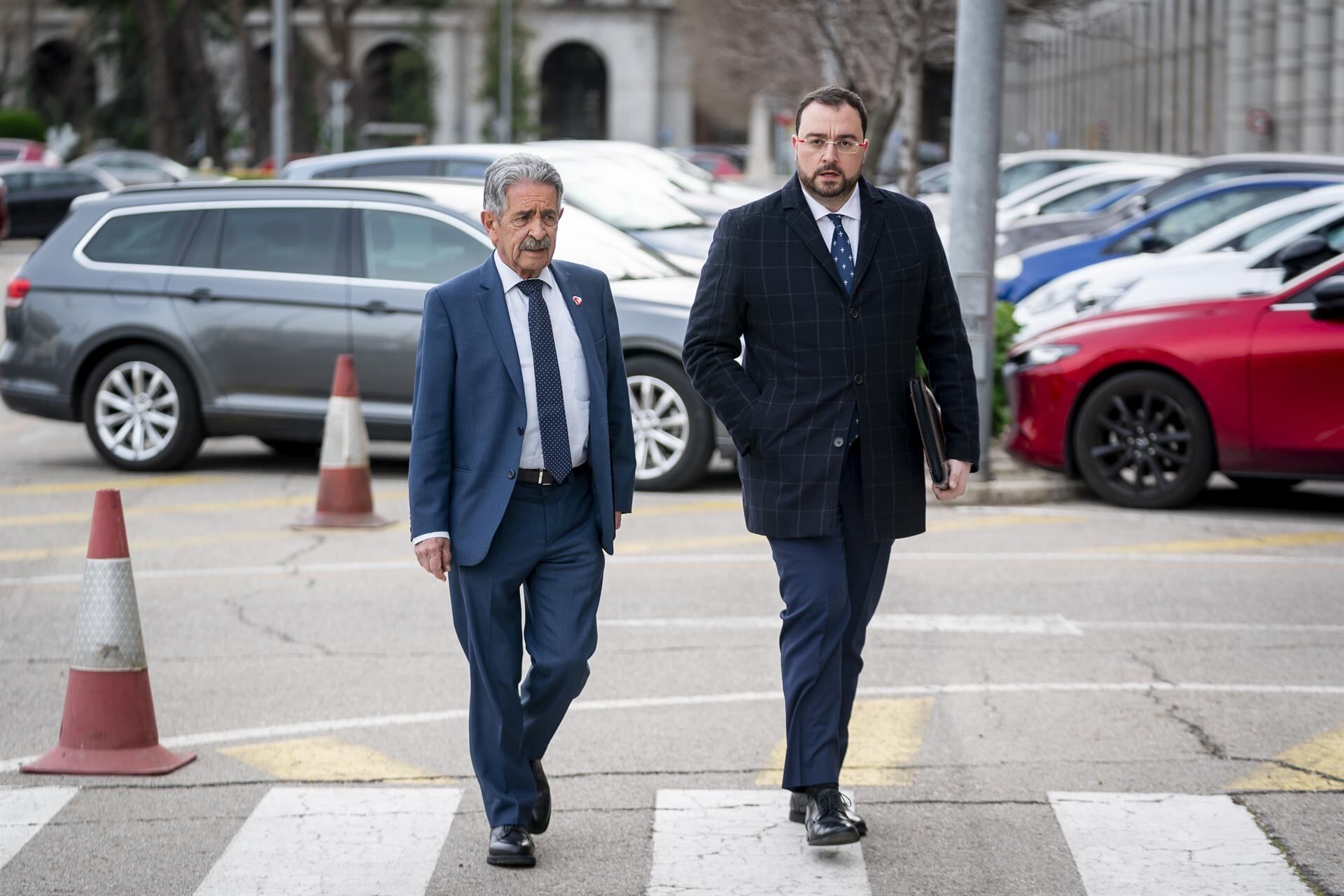 El presidente de Cantabria, Miguel Ángel Revilla y el presidente del Principado de Asturias, Adrián Barbón, a su llegada a una reunión con la ministra de Transportes en la sede del Ministerio.