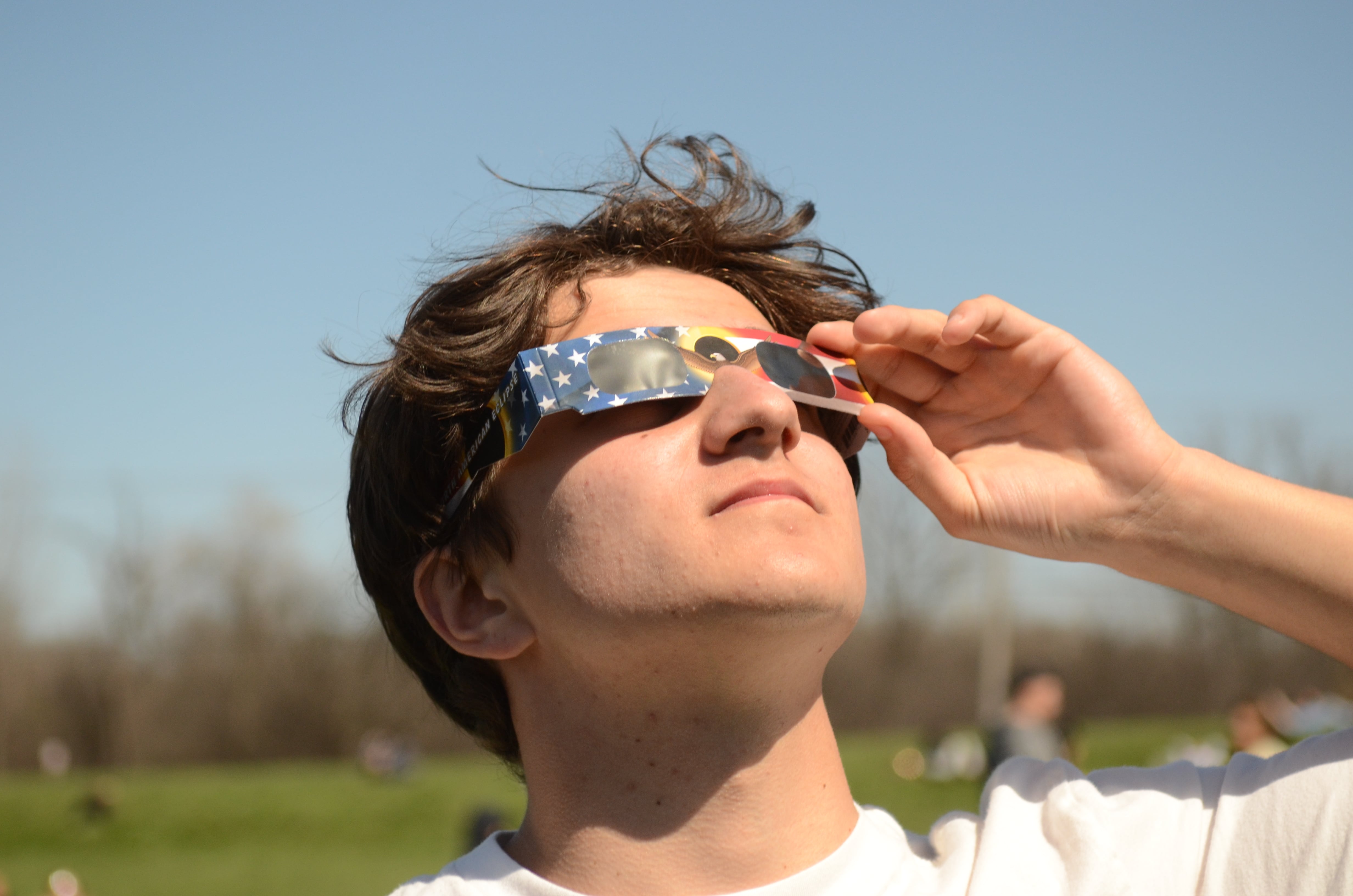 Un hombre disfruta del eclipse solar desde Illinois.