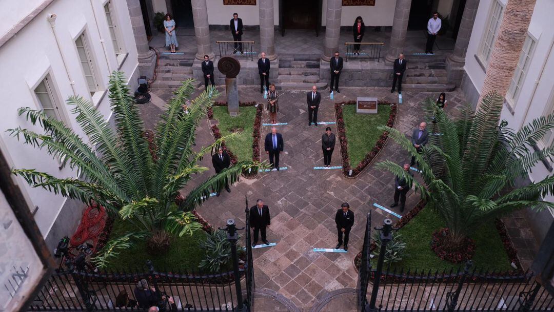 Los miembros del Parlamento de Canarias guardan un minuto de silencio en recuerdo a las víctimas de la Covid-19