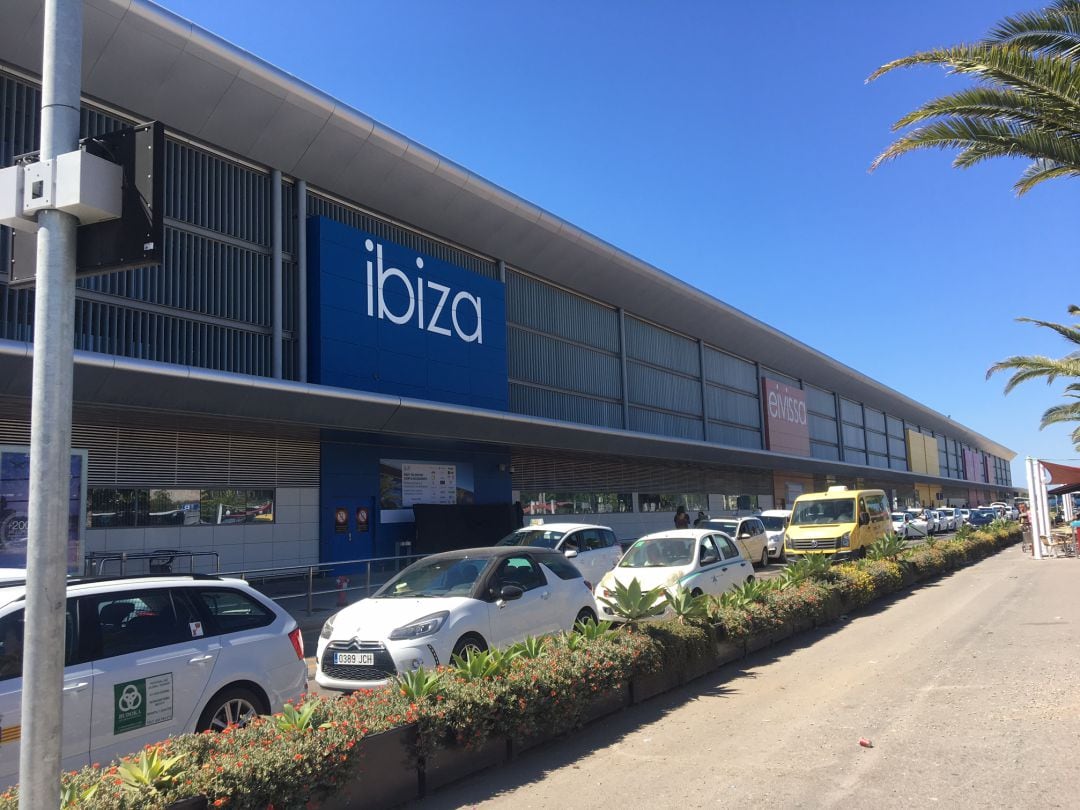 Fachada del aeropuerto de Ibiza. 