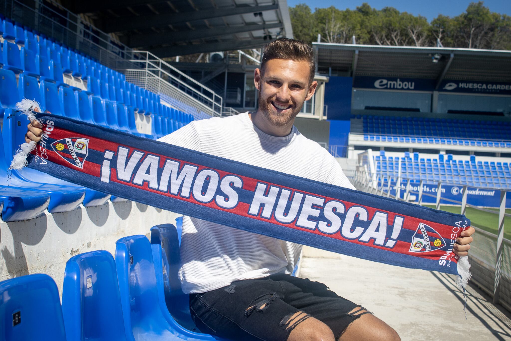 Diego González con la bufanda de la SD Huesca en El Alcoraz