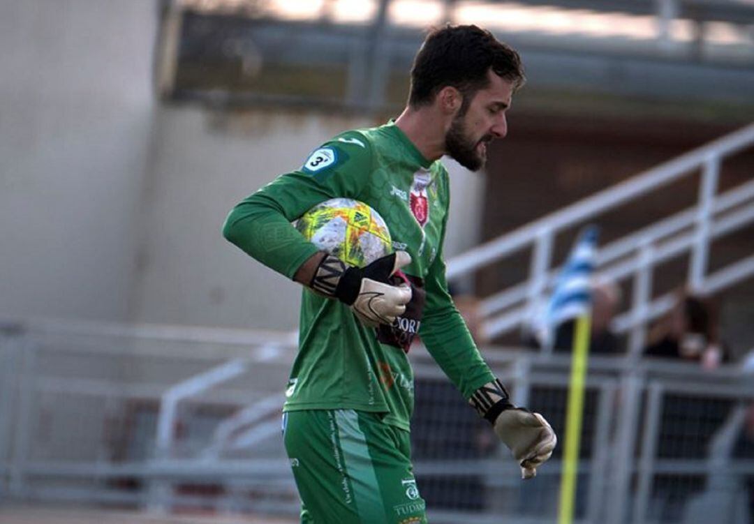 El meta, Pablo Carmona, ha militado dos temporadas y media en las filas blanquiazules.