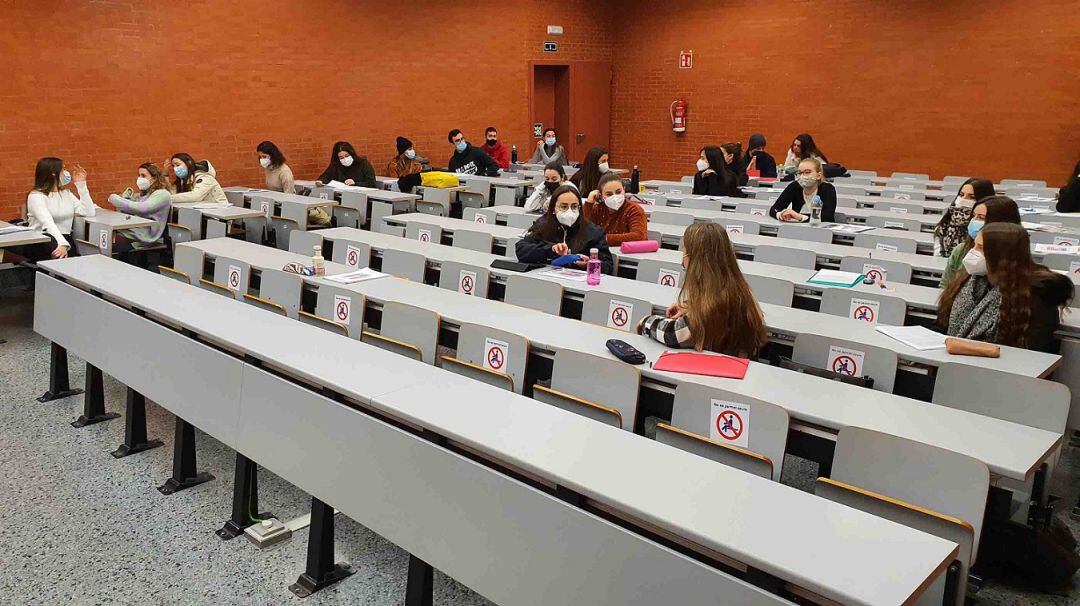 Aula universitaria preparada para un exámen