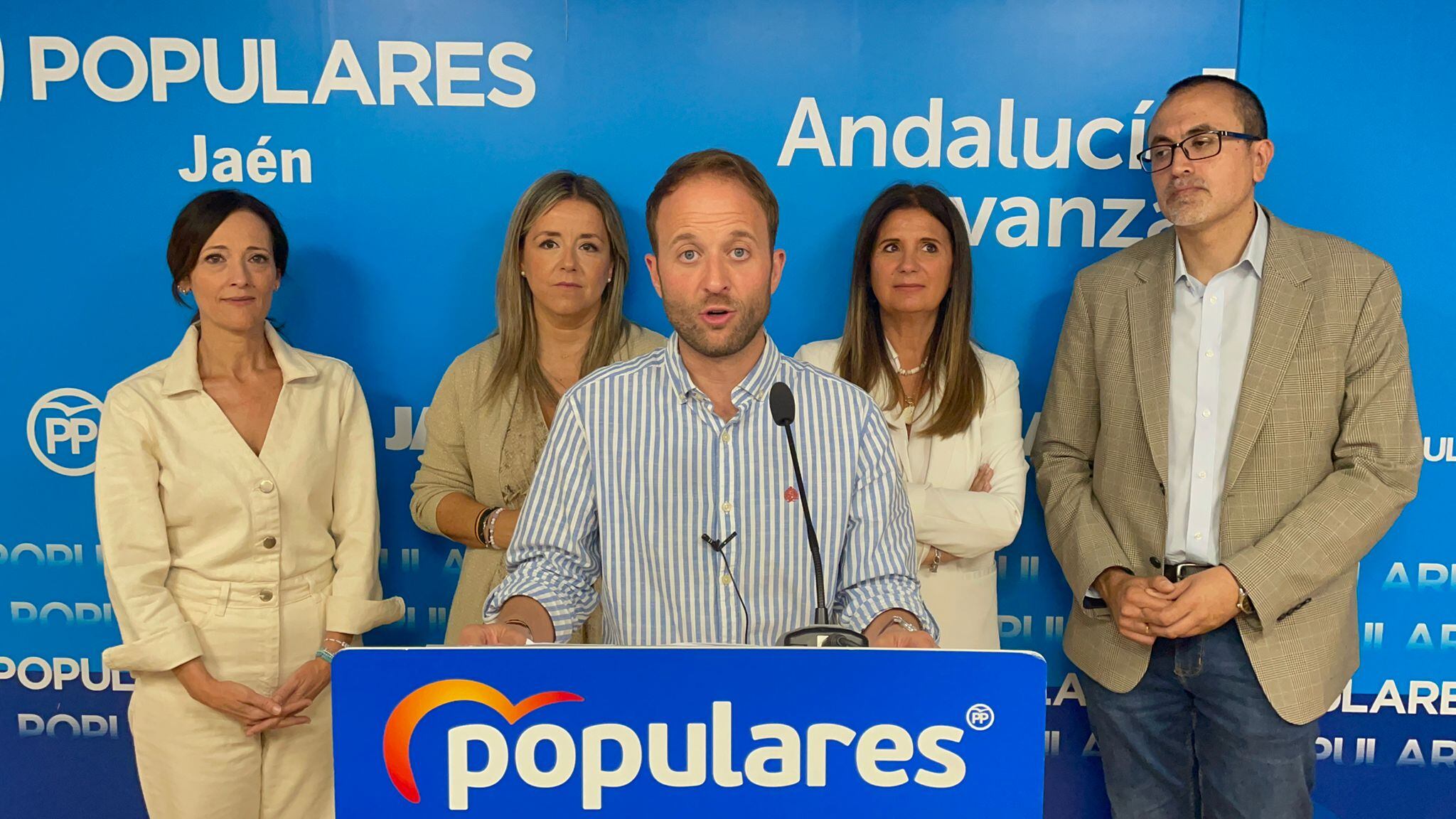 Responsables y cargos del PP en Jaén, con Erik Domínguez a la cabeza, en la rueda de prensa de este sábado.