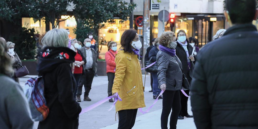 Previo al pleno, Hernández (c) participó en el acto del &#039;Día contra la violencia contra la mujer&#039;.