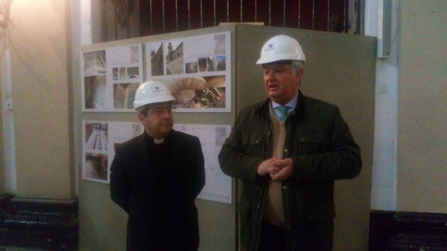 Isacio Siguero, a la izquierda, junto al hermano mayor de la Sagrada Cena, Joaquín Solís Tarín