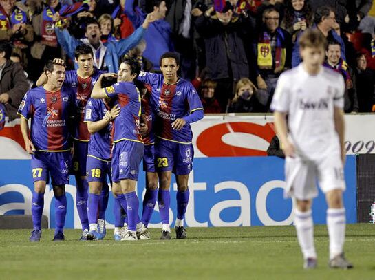 Los jugadores del Levante celebran el primer gol del equipo levantinista durante el encuentro correspondiente a la vuelta de los octavos de final de la Copa del Rey contra el Real Madrid. Su autor, Xisco Muñoz