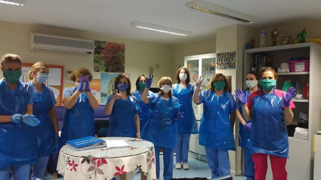 Foto de trabajadoras con las mascarillas y petos que se han fabricado y han utilizado hasta hoy.