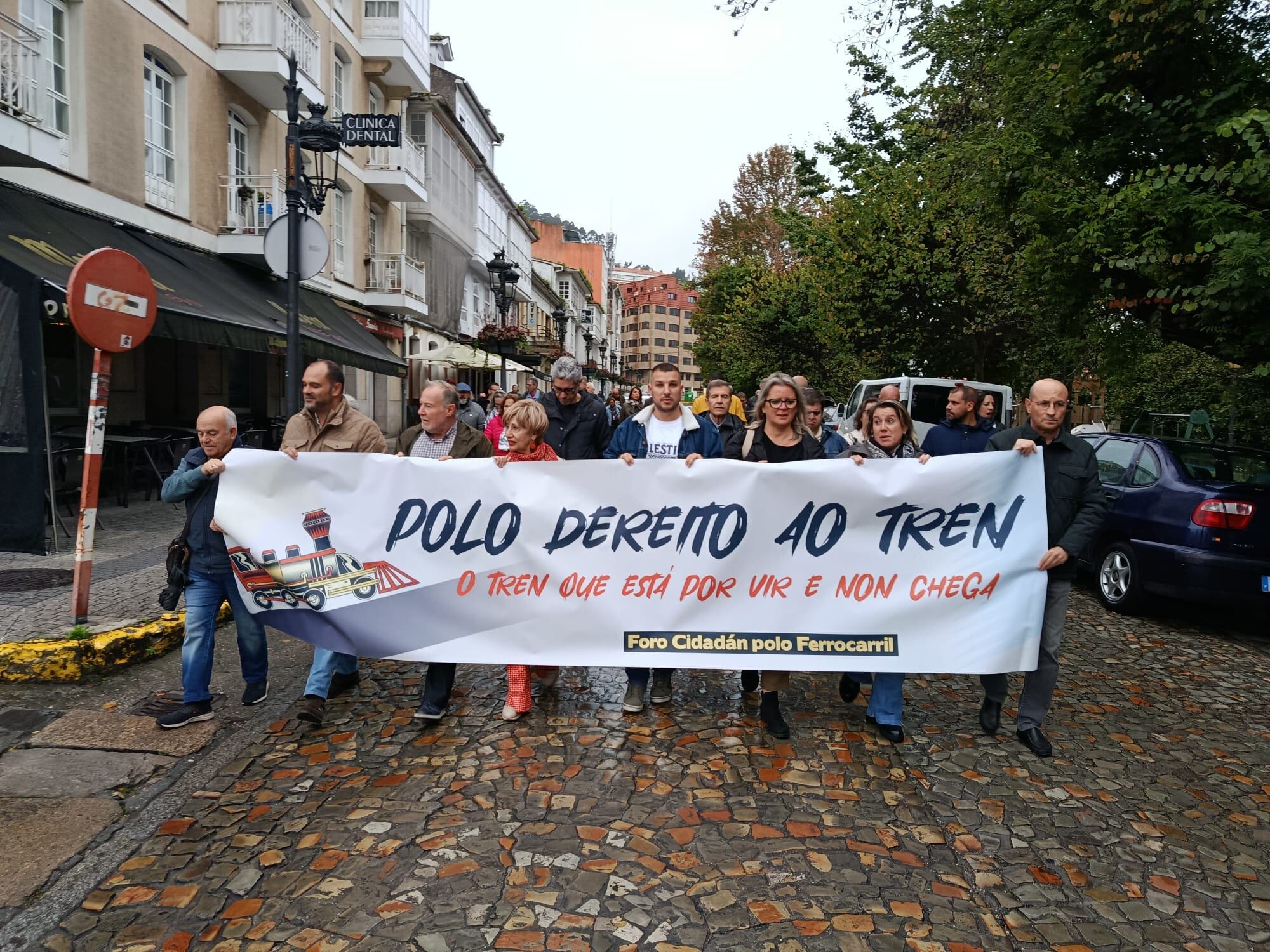 La comitiva, por las calles de Pontedeume (foto: Foro Cidadán polo Ferrocarril)